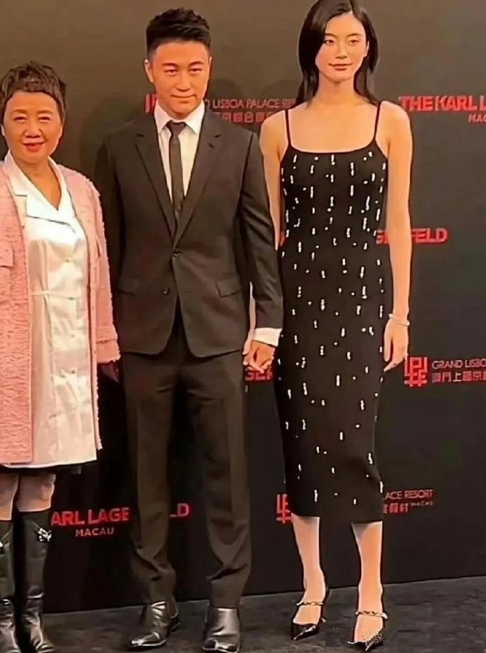 何猷君对奚梦瑶应该是真爱，自己宁愿穿增高鞋也不让她换平底鞋