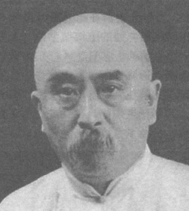 1910年，晚清神医自称梦到未来的新中国，没有租界和治外法权，到处高楼大厦，飞船