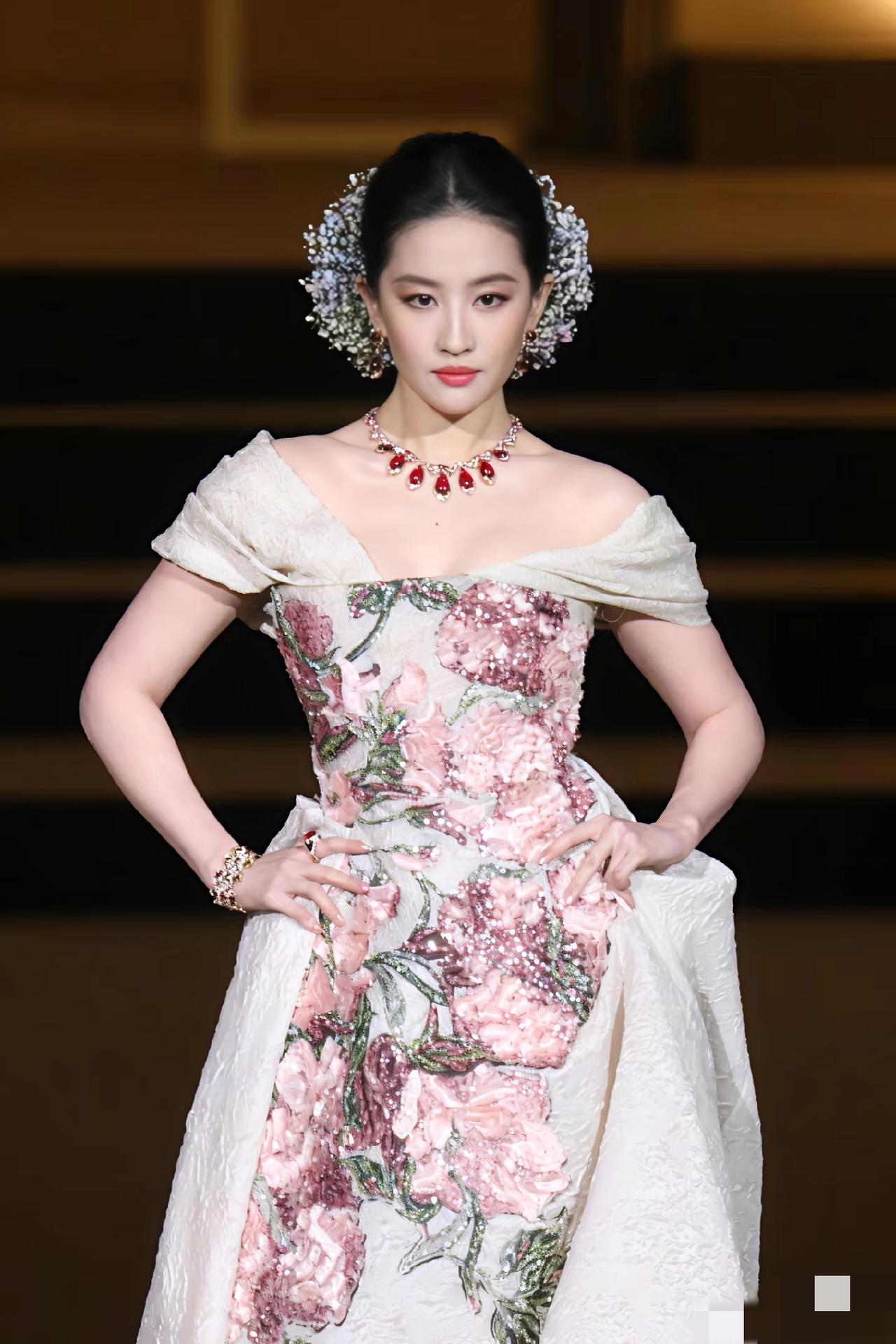 宝格丽真是愁死了，无论给刘亦菲戴什么样的宝石，多大的宝石，别人愣是都看不