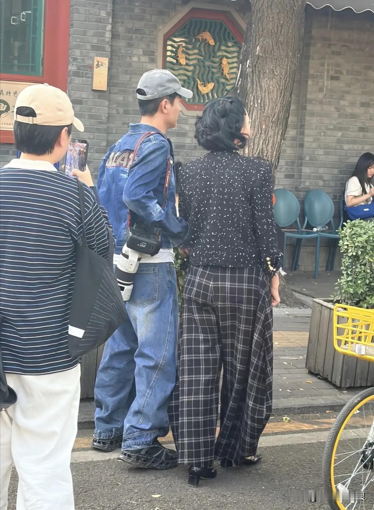 郭晓东娶的小公主程莉莎也老了！程莉莎不是公主吗？怎么能把自己打扮的这么老气呢