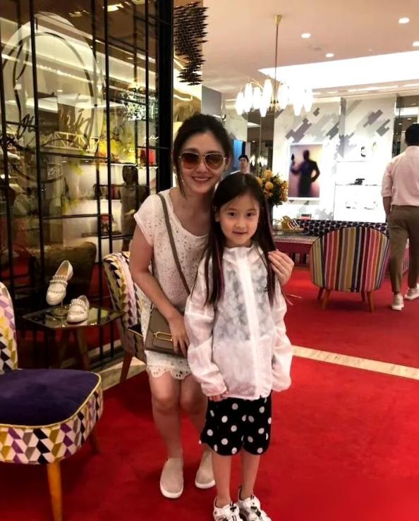 大S，独立女性这人设，多少钱砸出来的，懂的都懂。前夫的卡，奢侈品照刷不误。