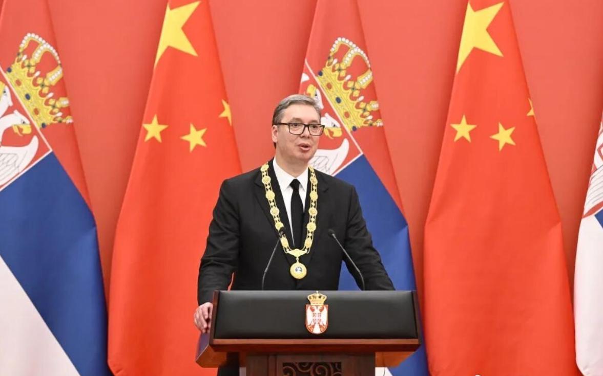 5月25日武契奇出席北京勋章颁授仪式，并获得了友谊勋章，还上台发表了感言；他一身
