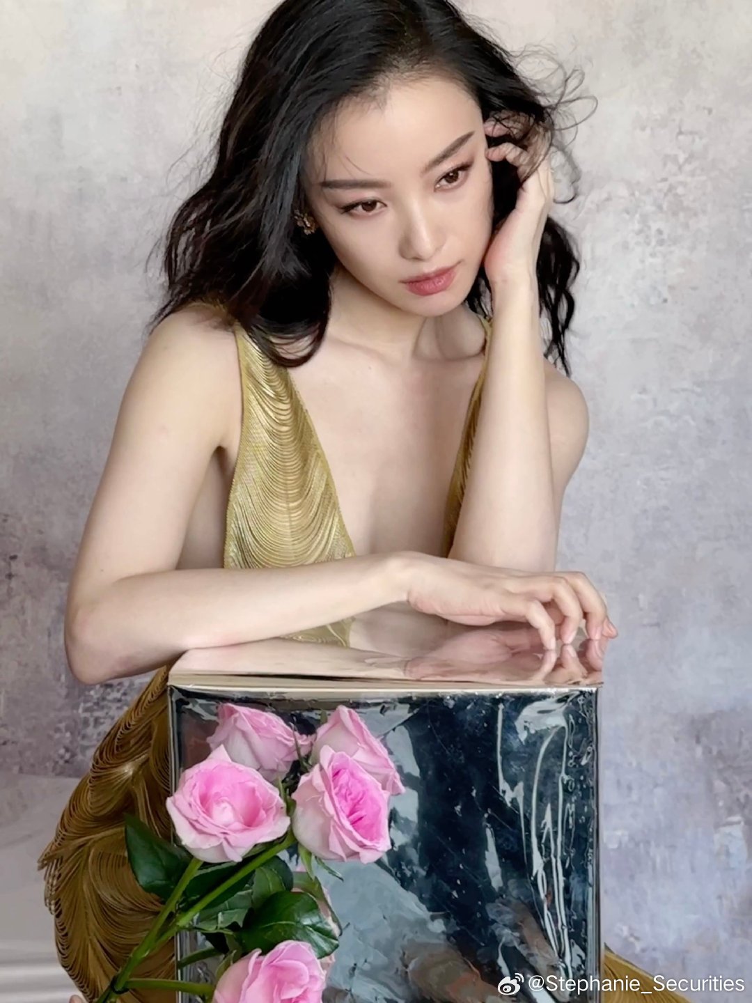 ✨鎏金裙摆流淌成河，玫瑰在玻璃匣里酿着春天的甜梦🌷。指尖轻叩时光镜面，鬓角风絮