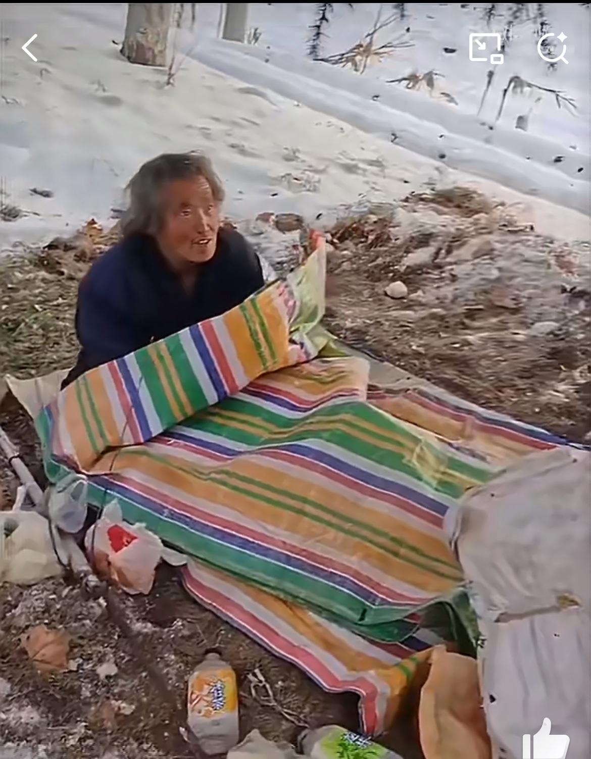 安徽网友爆料，天寒地冻一个老人仅靠一床塑料布躺在户外，事发1月21日。人看得都瑟