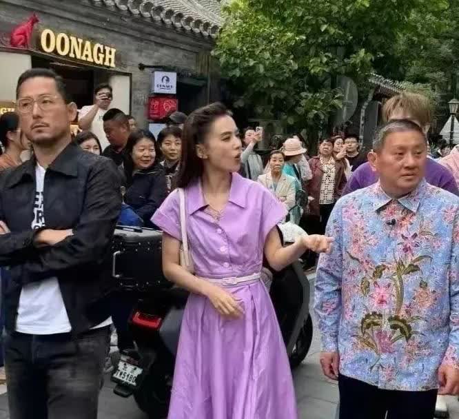 见到黄圣依本人太失望，骨瘦且皮肤黑，远没网上吹嘘的美