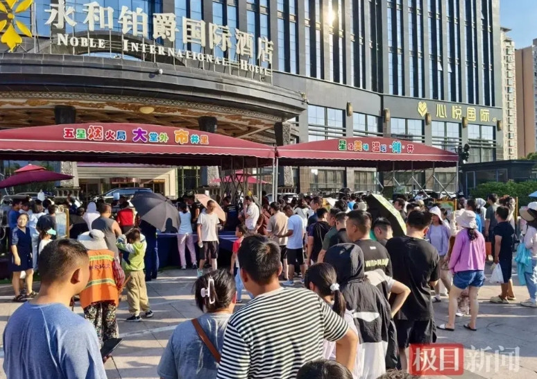 五星级酒店摆起地摊！最近，河南郑州的五星级酒店永和铂爵国际酒店摆起了地摊，让市民