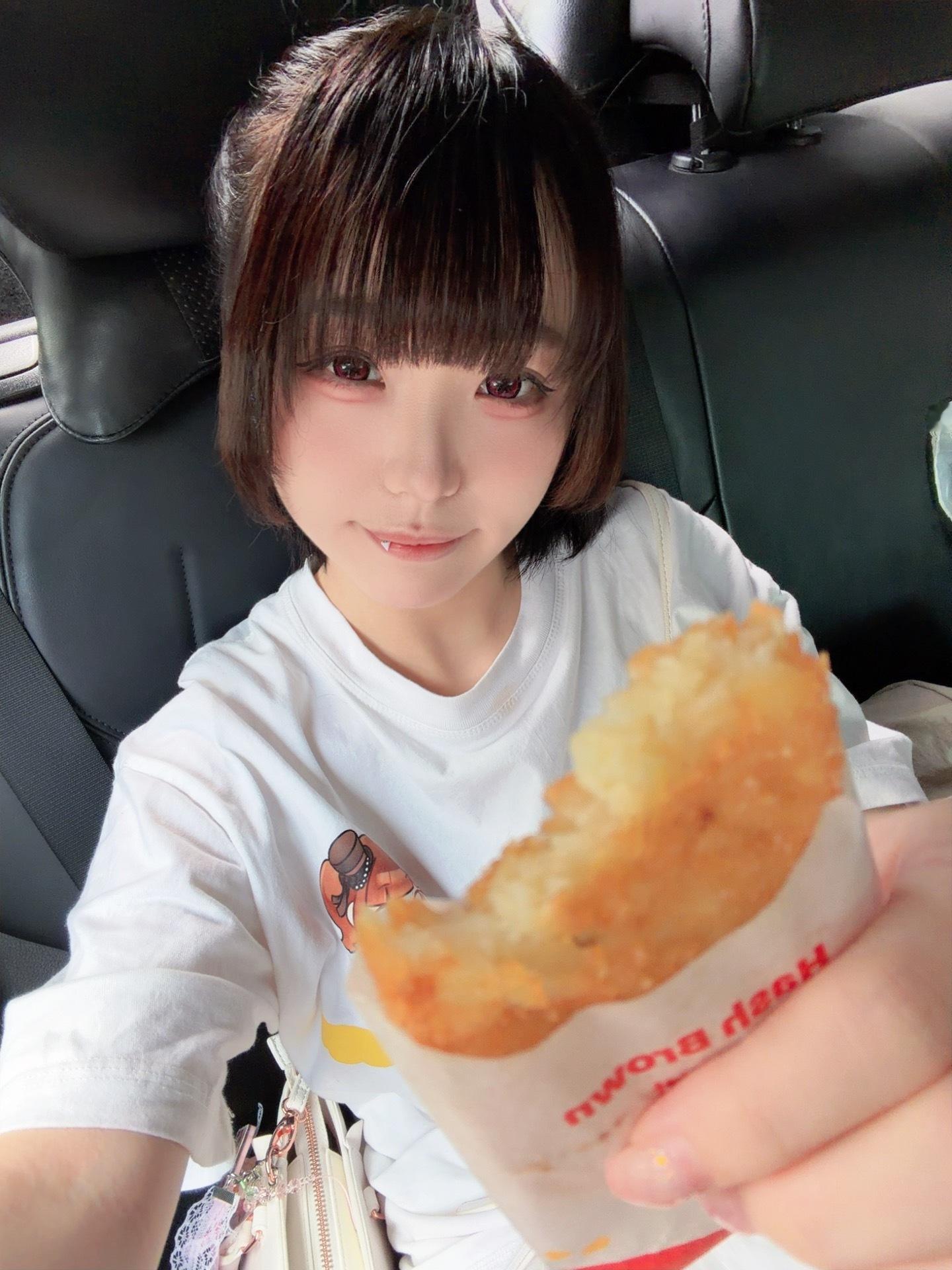 苗苗Yumena吃一口