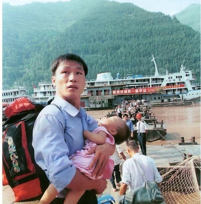 1993年后，三峡100多万人迁移，当时有山东、上海、广东、江西等11个省给她们