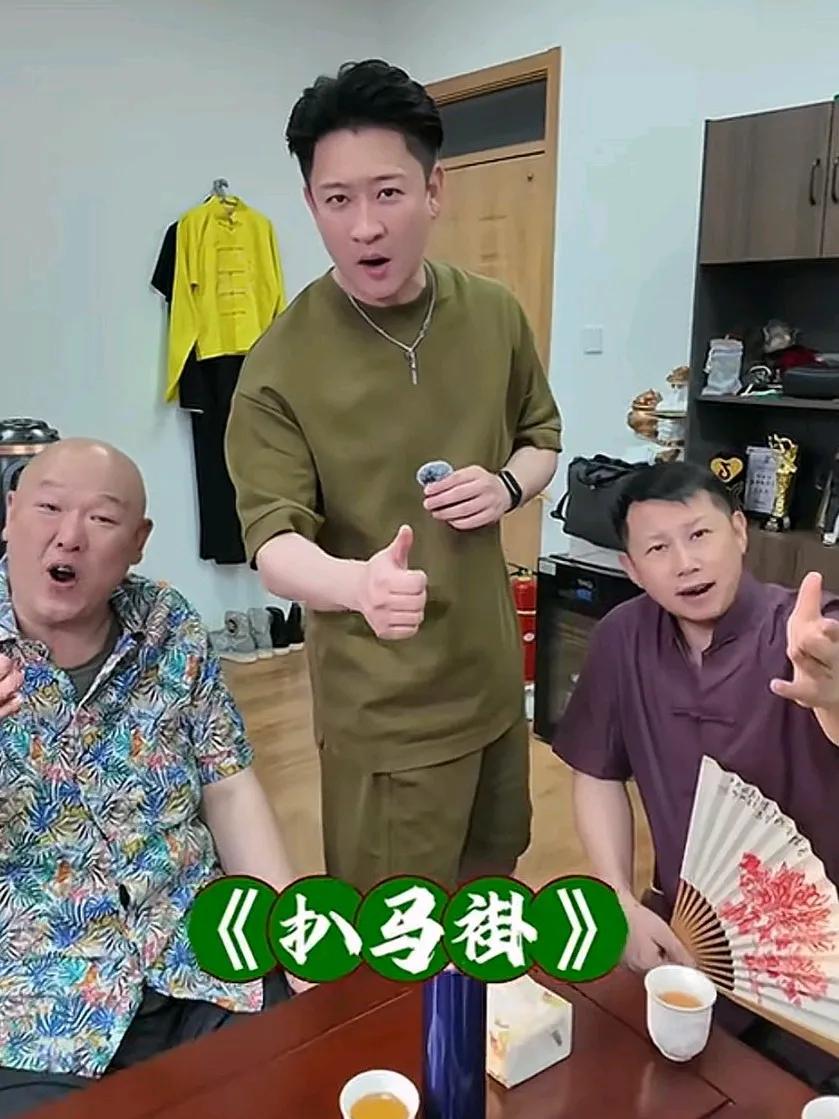 曹云金蹭流量怎么了！昨天就因为曹云金和何云伟说的（扒马褂）中，调侃了和郭德纲之间