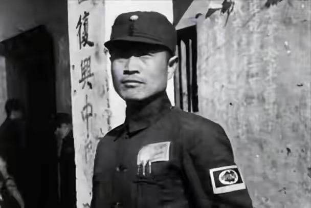 淮海战役有什么为人不知的细节吗？杜聿明被包围的时候，蒋介石派了一架飞机去让他