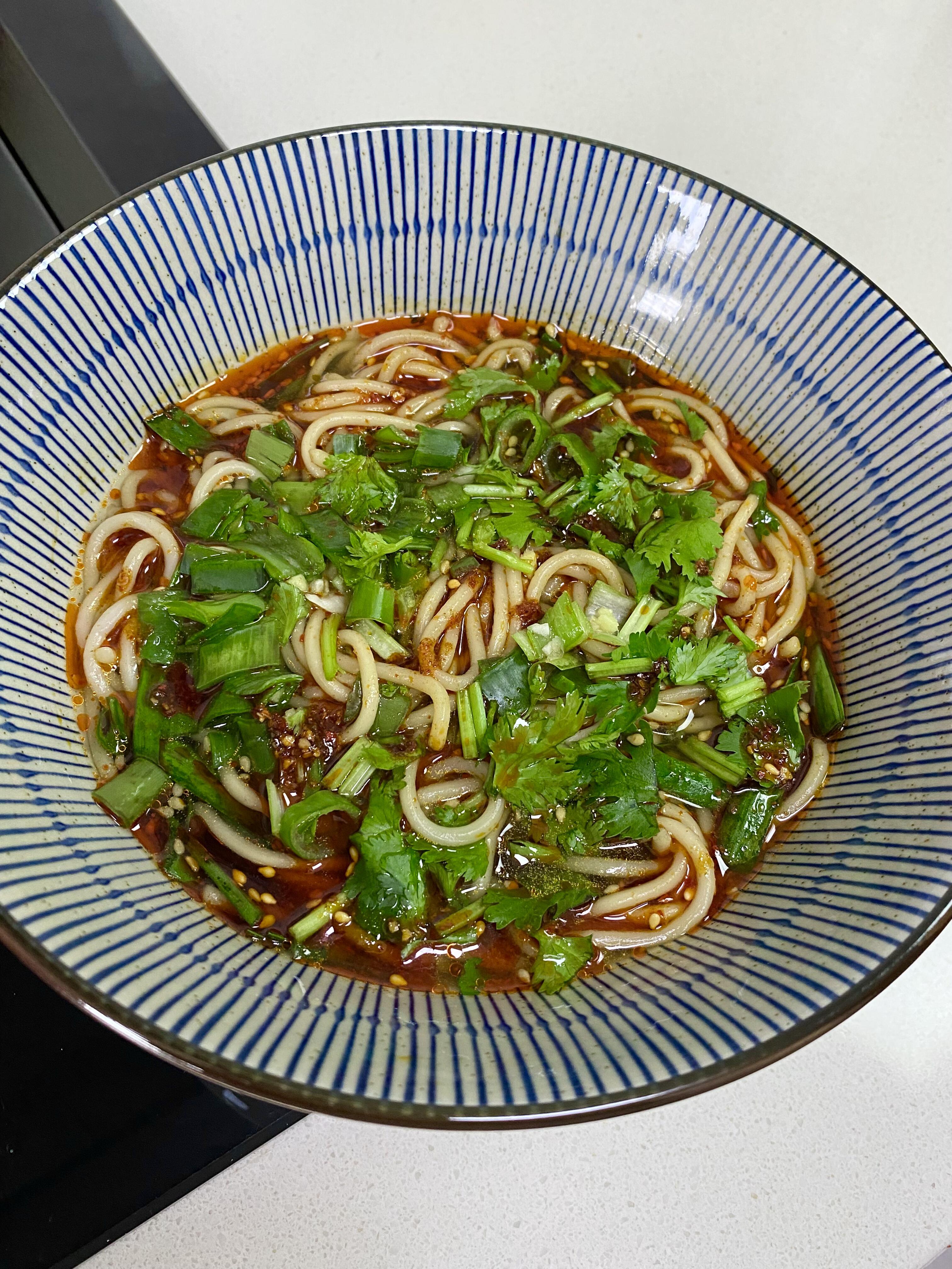 吃完油腻的就馋这一口韭菜醋汤面，清爽到骨子里！筋道的面条裹满酸爽鲜香的汤汁，一