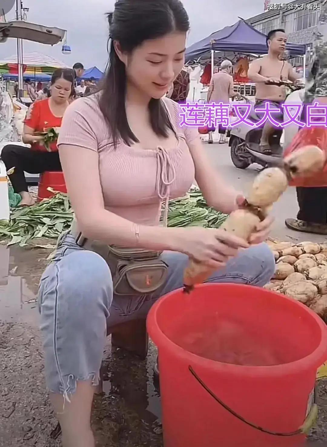 周末逛大龙市场撞见个妹子蹲在摊位边剥莲藕，手速快得带风，旁边堆着小山似的带泥藕，