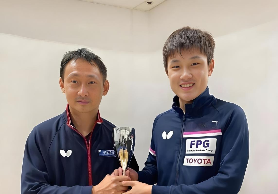 亚运会乒乓球颁奖台上的一个抓马瞬间，直接把日本队内部的纠葛演到了明面上。拿下银牌