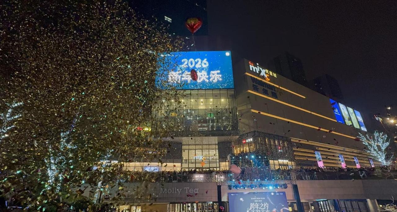 柳州万象城的跨年最完美了看网上说柳州五星保利的倒计时都取消了，就连南宁万象城也