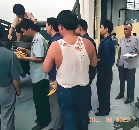 巴基斯坦兄弟心里难免不是滋味。他们怎么也想不到，争取歼10生产线这么困难。之前中