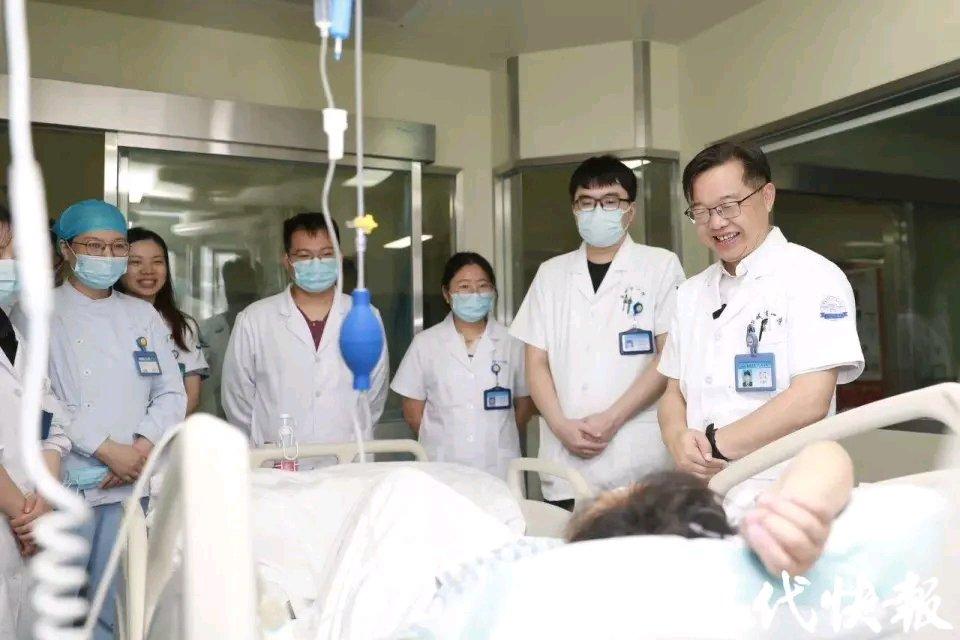 山东临沂这大哥真的是把劳动智慧玩明白了。往年收板栗最遭罪，山路上全是碎石子，坡