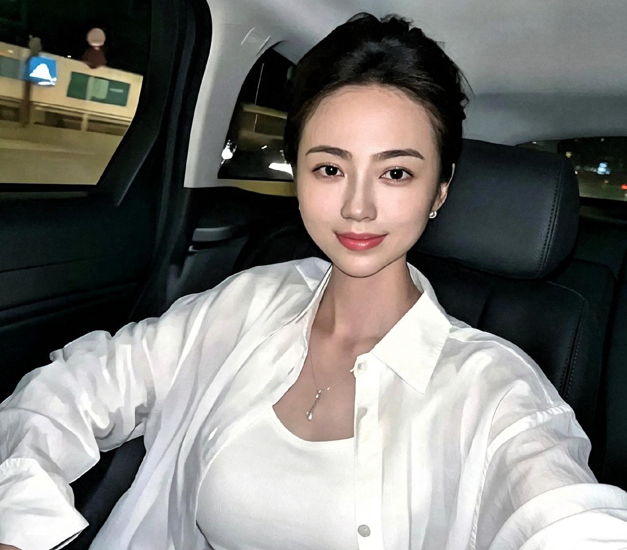 刷手机看到白珊珊一张老照片。车里拍的，白衬衫，妆都没怎么化，但就是好看。恒大歌舞