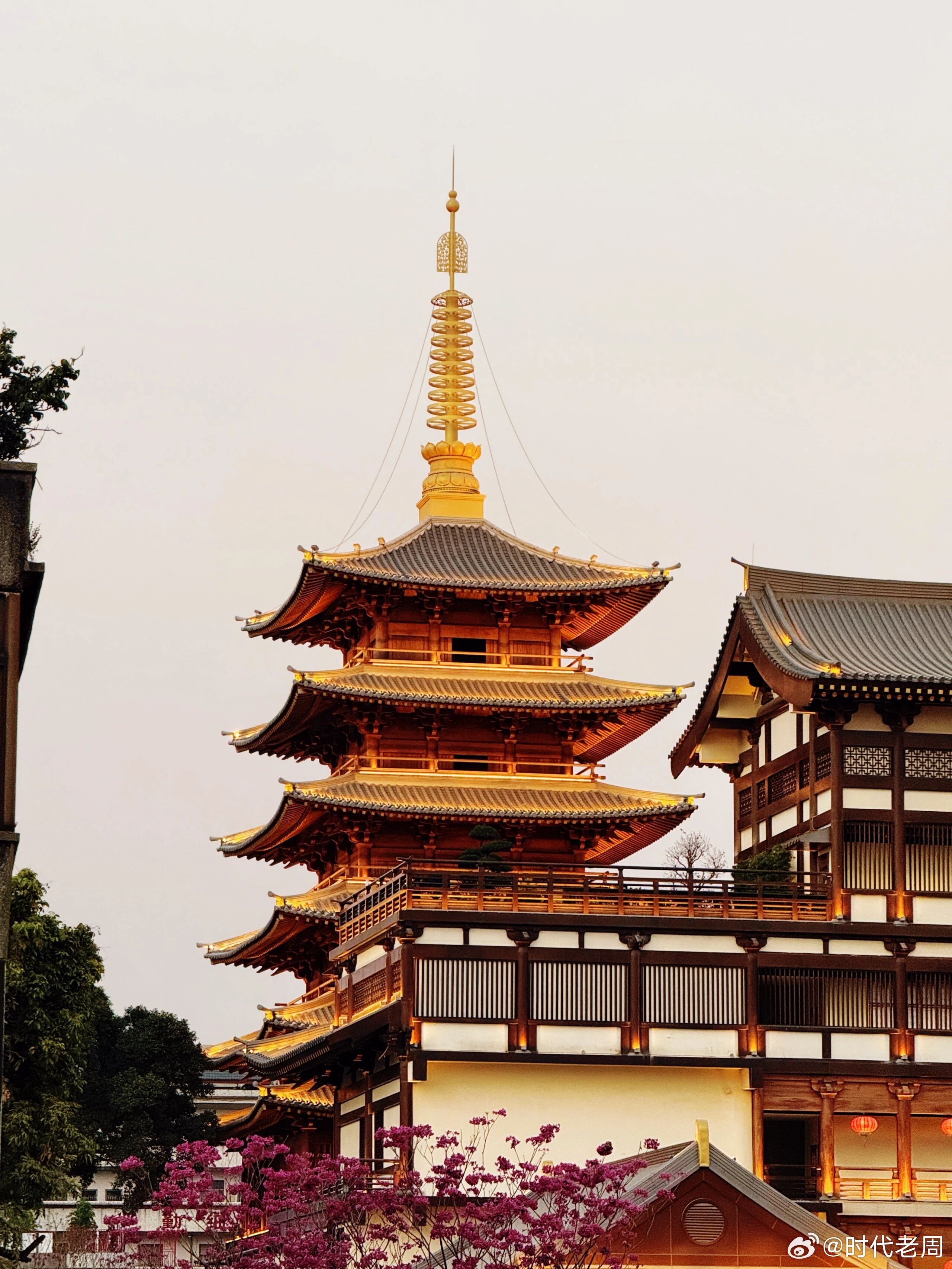 乾隆为什么那么长寿？原因有三：首先，基因好，他母亲和他外公活得都很长。他母亲过了