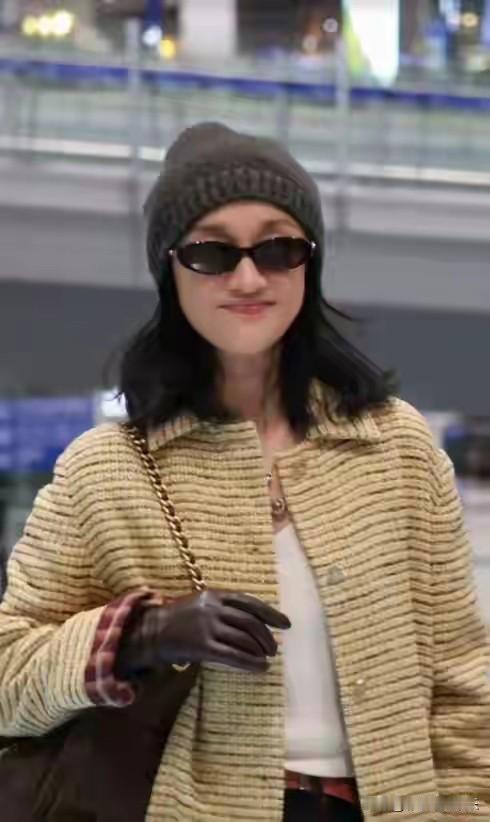 周迅的新衣撞衫保洁员阿姨，真正美的人是穿麻袋都好看，比如刘亦菲。周迅年轻时是