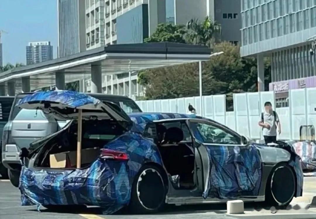 2026年是比亚迪新车型爆发的一年。近日比亚迪总部深圳，路试车接二连三的出现。大