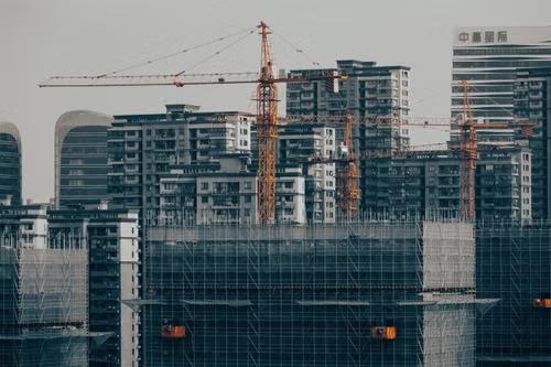 房贷竣工后才发放，开发商的“空手套白狼”玩不下去了。8月28日落地的卖房新规，