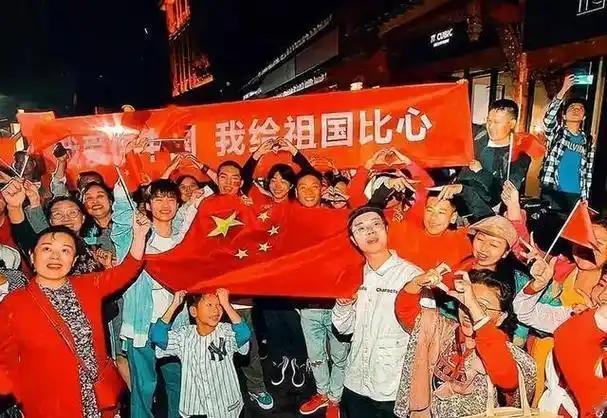 赖清德与蒋万安今同框，演讲气势被碾压脸色铁青。17日，赖清德和蒋万安一起参
