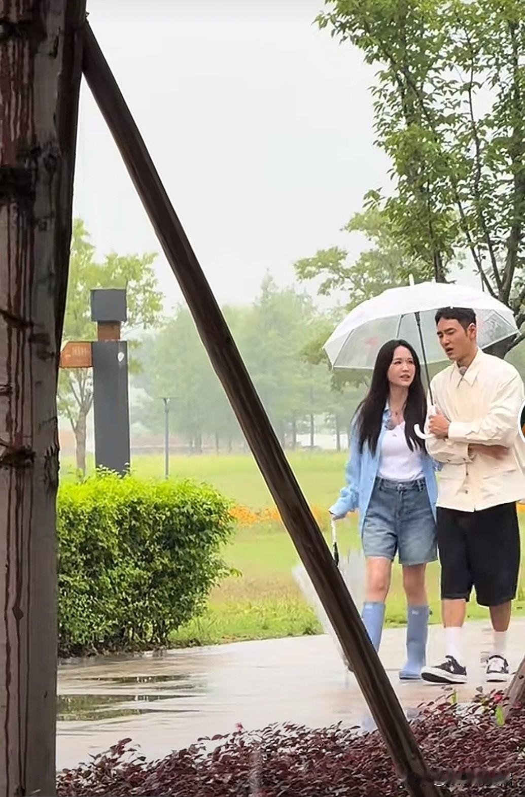 万万没想到！他俩竟然在一起了？两个人手挽手雨中漫步，很是惬意，刚看到我还以为