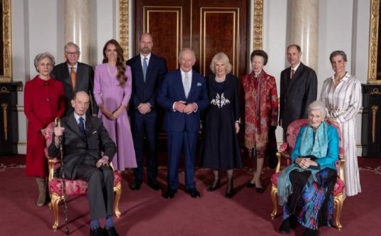 她来了，卡米拉王后穿着黑丝袜，迈着劈叉步伐，参加女王诞辰纪念活动。难怪当年蒙巴