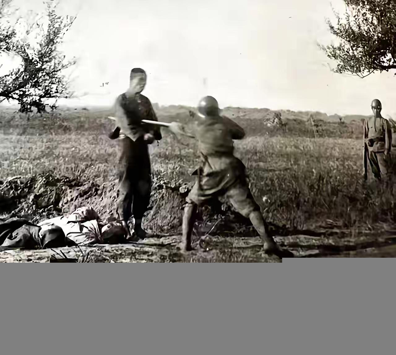 这张老照片一刷到，瞬间让人攥紧了拳头！没有双手的先辈傲然屹立，刺刀穿透胸膛的瞬间