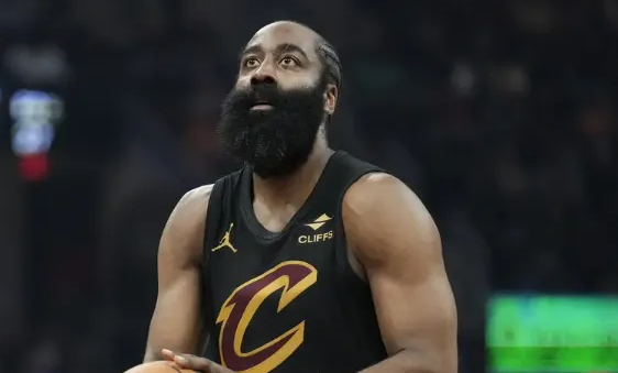 前NBA球员尼克-杨在节目中谈到了詹姆斯-哈登所受到的外界评价，认为哈登承受了远