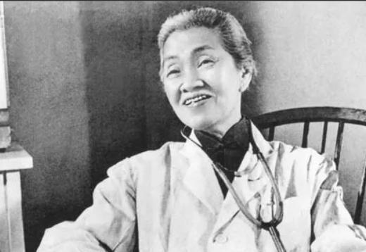 🌛1964年，1名重症孕妇，马上要被摘除子宫。婆婆泪流满面：“我家要绝后了