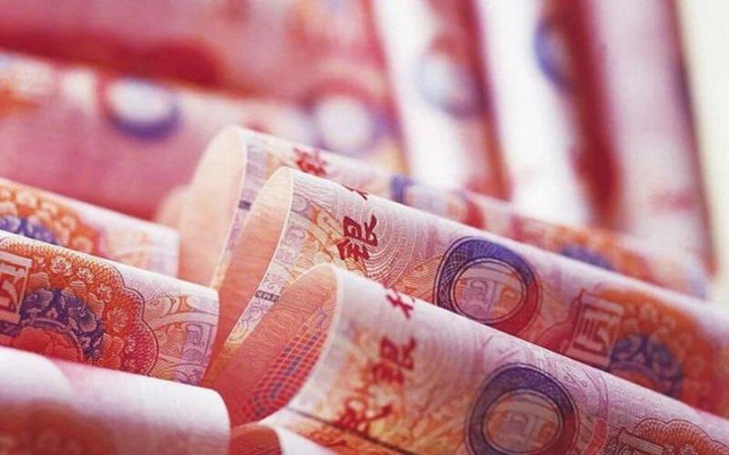 国内月薪过万“活不起”，老外却狂薅中国羊毛？人民币被严重低估，我们正在为全球买
