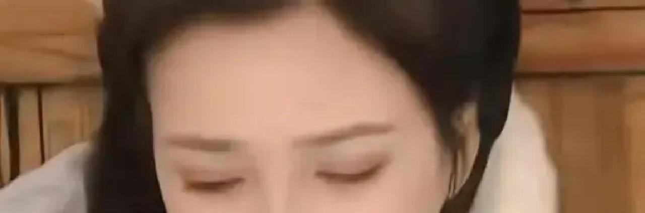 2003年张纪中版《射雕英雄传》里，何晴演完包惜弱，导演愣住了：“你把一个‘白莲