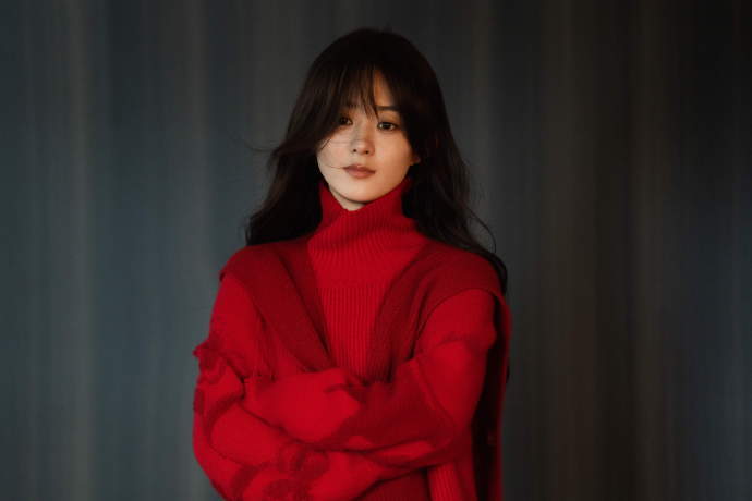 赵丽颖暖意随拍赵丽颖衣长发红色系look赵丽颖衣长发红色系look，赵丽颖暖