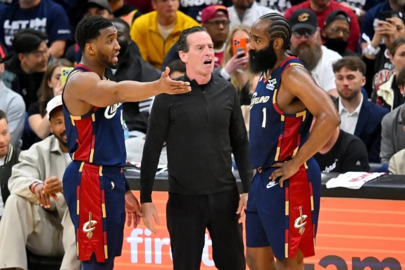 在防哈登时，猛龙主帅选了2杯毒药之一，切断哈登与队友连线，让他自己陷入单打！上