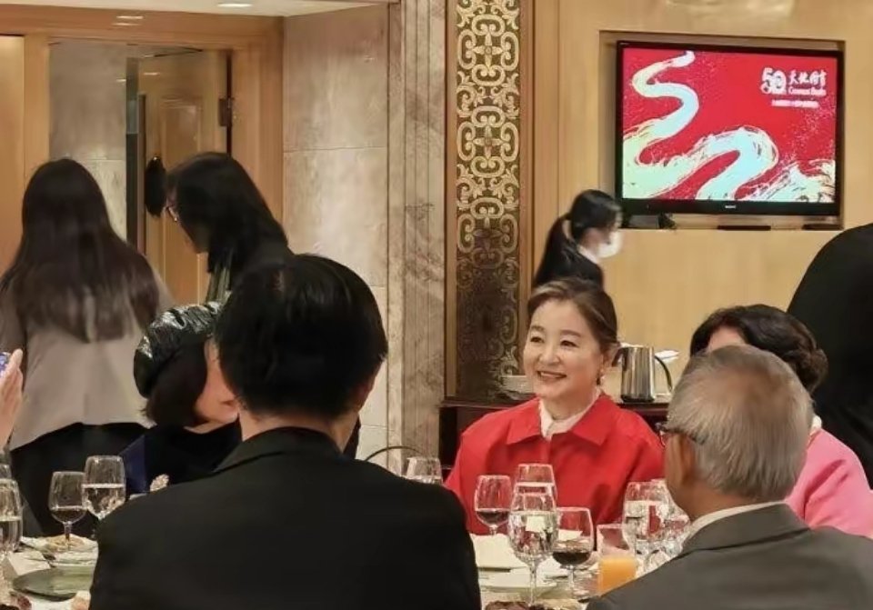 71岁林青霞出席香港晚宴，一身大红外套亮眼大方。白发皱纹坦然展露，没有刻意修脸，