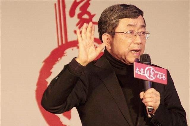 文坛巨匠余秋雨自述孤独常伴身旁，他的人生其实一直十分苍凉悲凉1992年初，北京