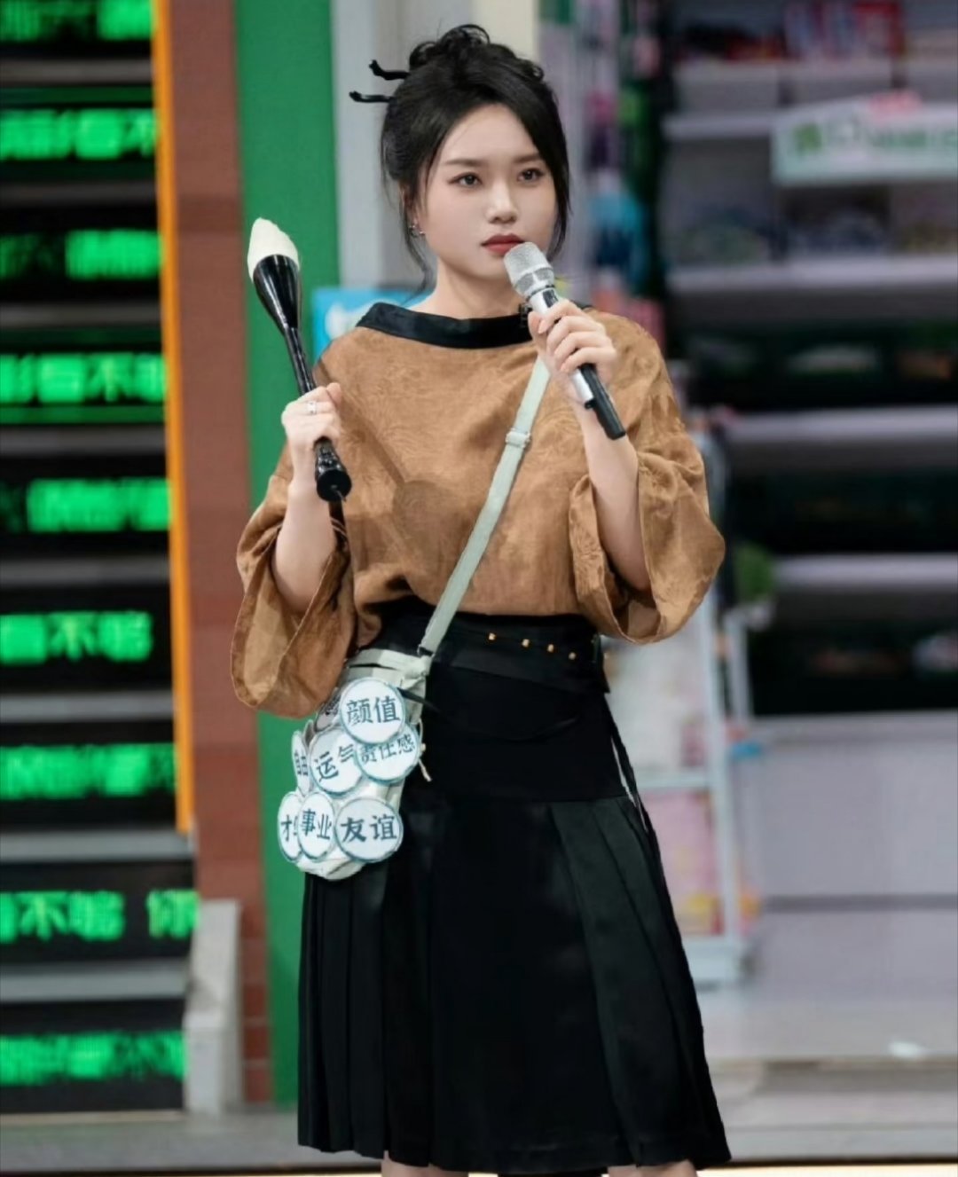李雪琴怎么瘦成这样了，感觉和前段时间差别好大，完全认不出来…​​​