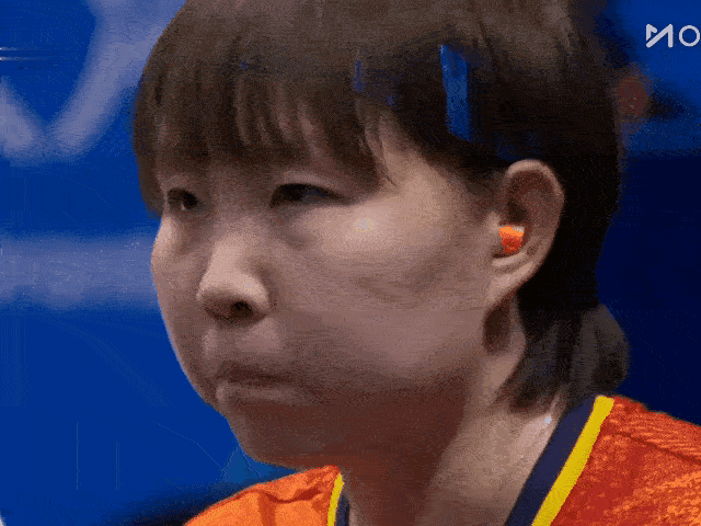 朱雨玲局间带耳麦，为什么比赛的时候不带？因为比赛的时候运动量太大，容易掉落