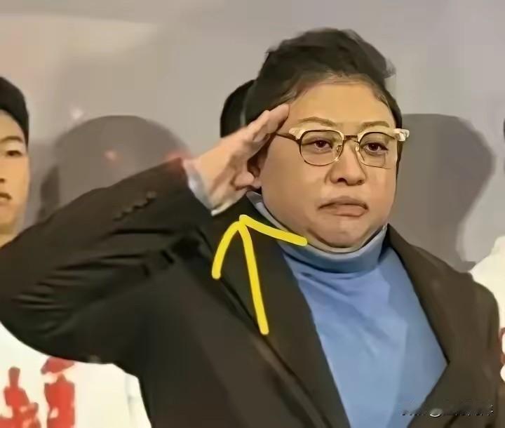 我是一名老兵，军人敬礼标准：五指并拢，大拇指紧贴食指，手心微微向外，手