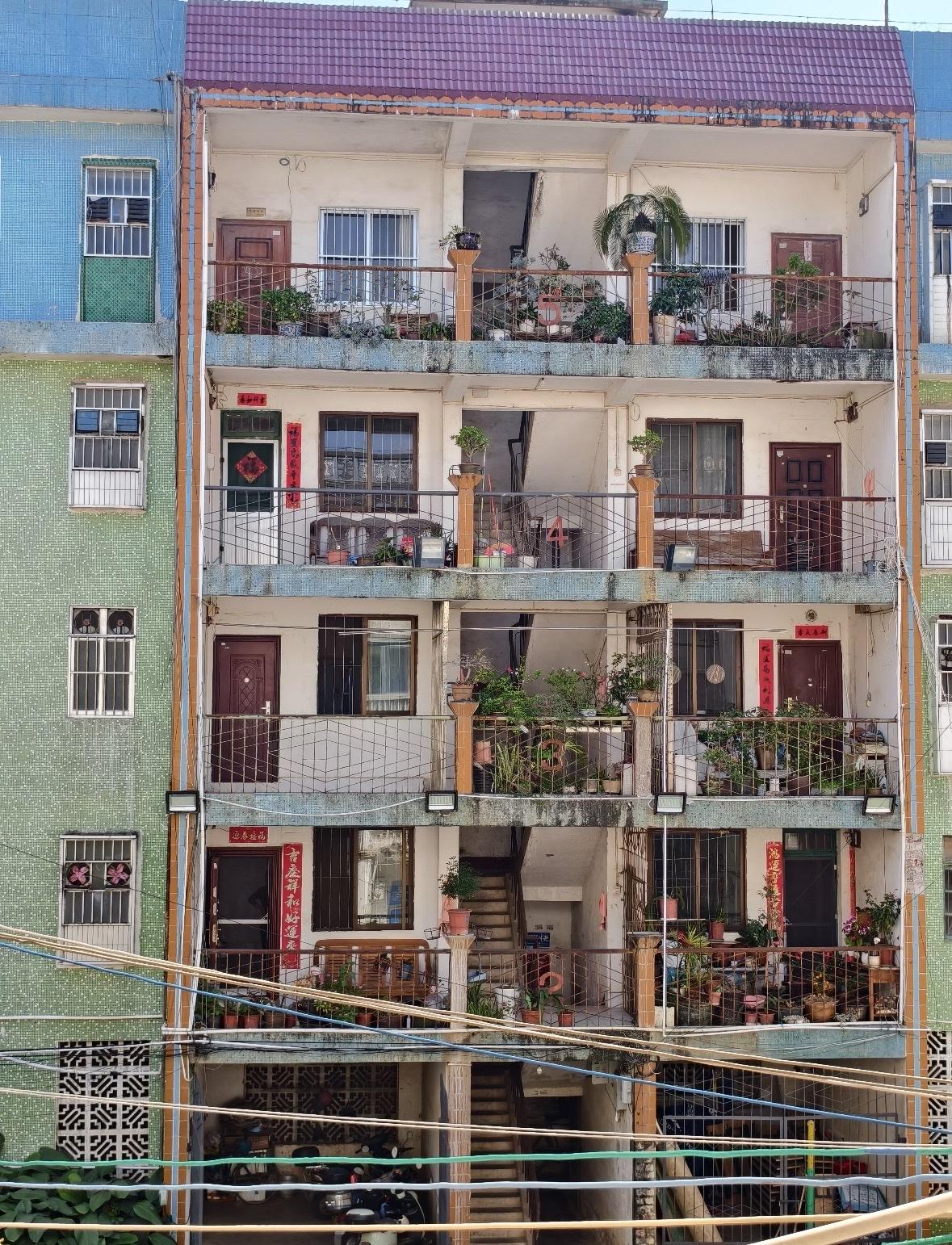 都说家里有个退休老人，简直幸福不得了。表哥35岁了，工资4000块，还敢生二胎