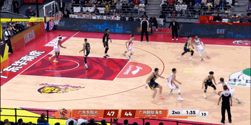 徐杰你看看自己这球打的合理吗？快攻三打一，竟然直接在外线干拔三分了，打球这么不合