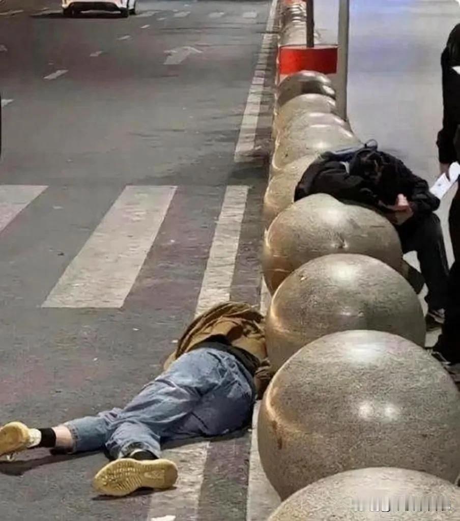 商丘一家公司，28岁小伙酒后给31岁女上司发微信：再扣工资就娶你。发完关机睡了。