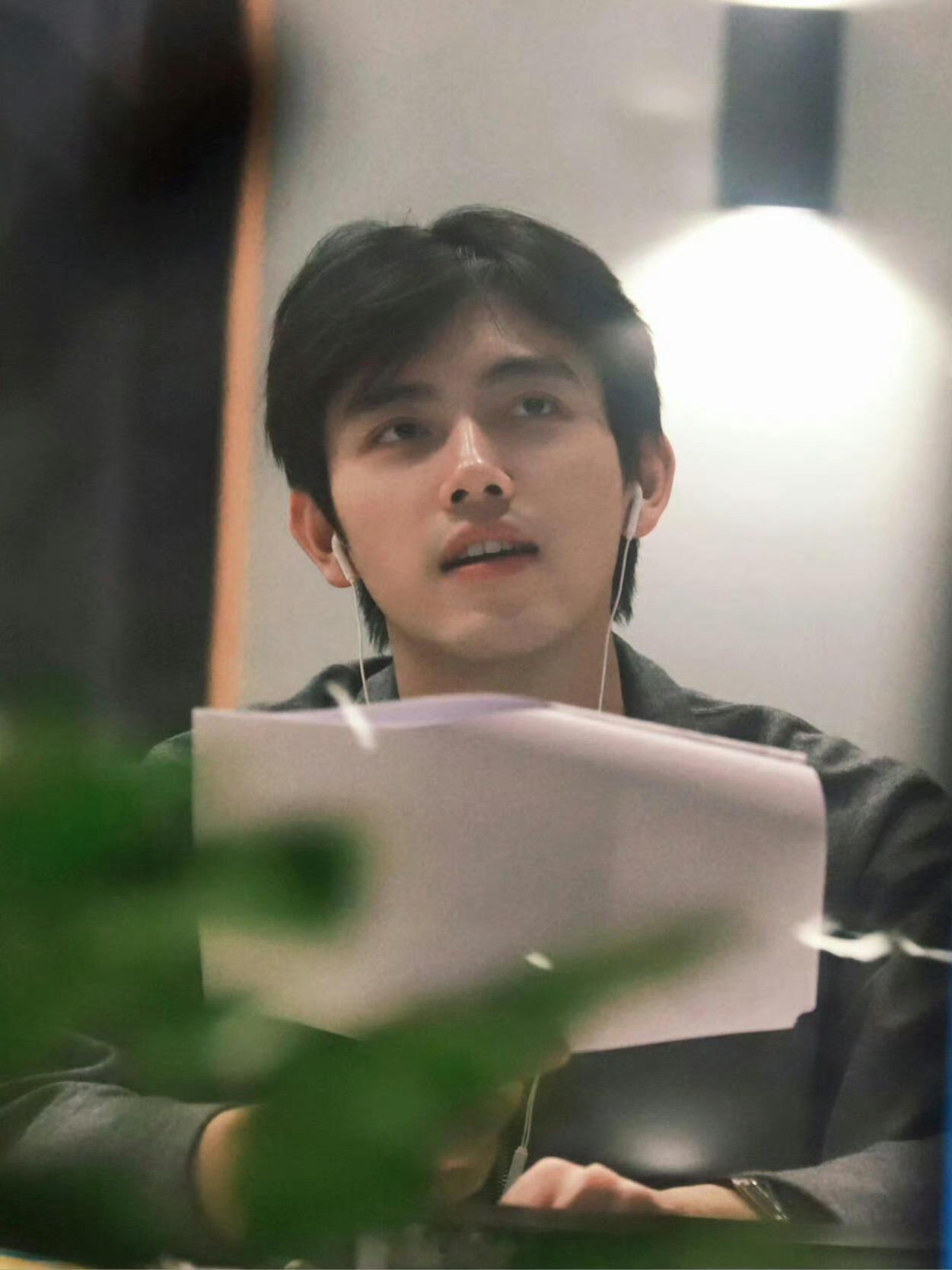 这居然是陈飞宇的素颜一直觉得陈飞宇颜值被低估了，现实中是很标准的大帅哥。