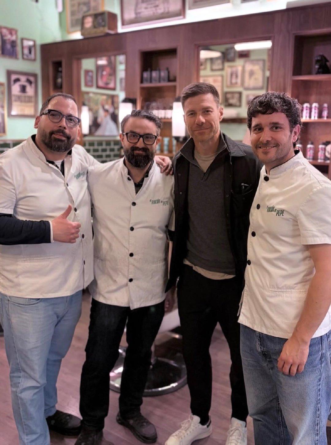 阿隆索昨天在马德里的一家理发店。halamadrid