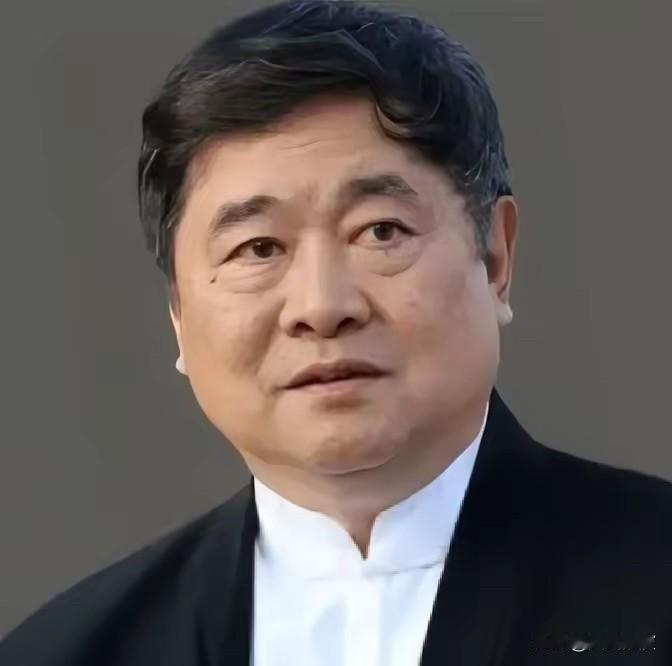 南京博物院被曝文物管理漏洞后，网友把单霁翔又顶上热搜。南京博物院出了文物管理