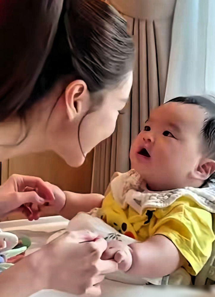 汪小菲的女儿玥儿，竟然叫新妈妈马筱梅姐姐，你敢信吗。汪小菲当场纠正，让她改口叫阿姨，这个细节，信息量