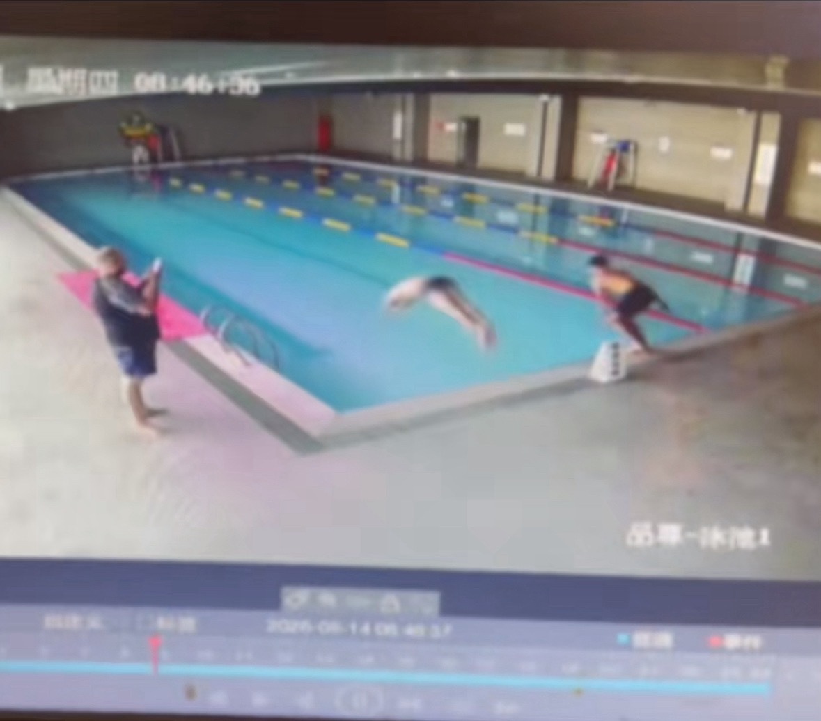 阿尔及利亚四男偷游上海泳池看了一下，最后对方付了2000和解，钱还是中国朋友付的