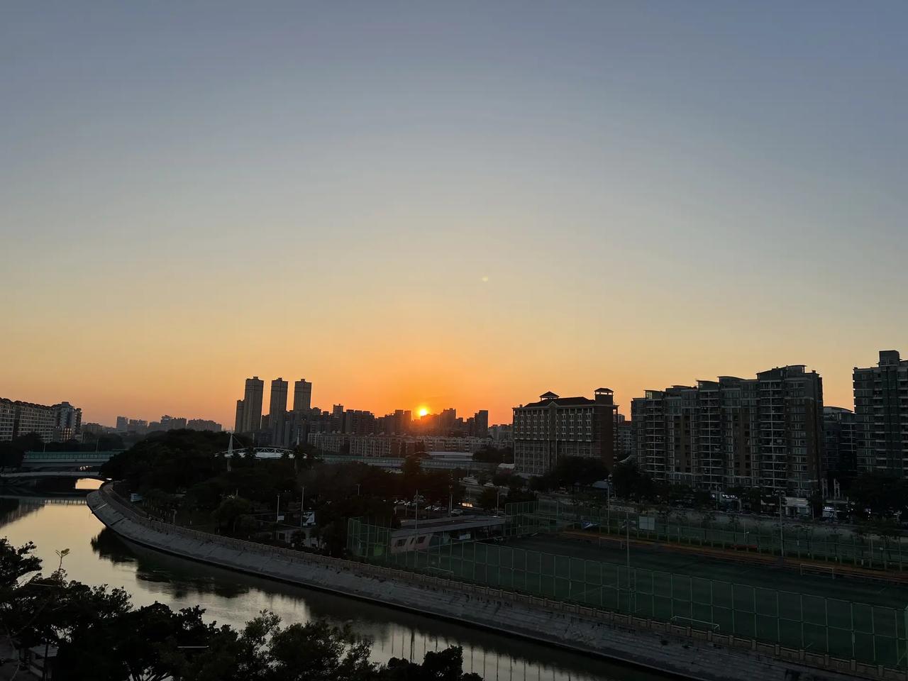 手机随意一张照片，配上BGM城市三线城市摄影晚霞