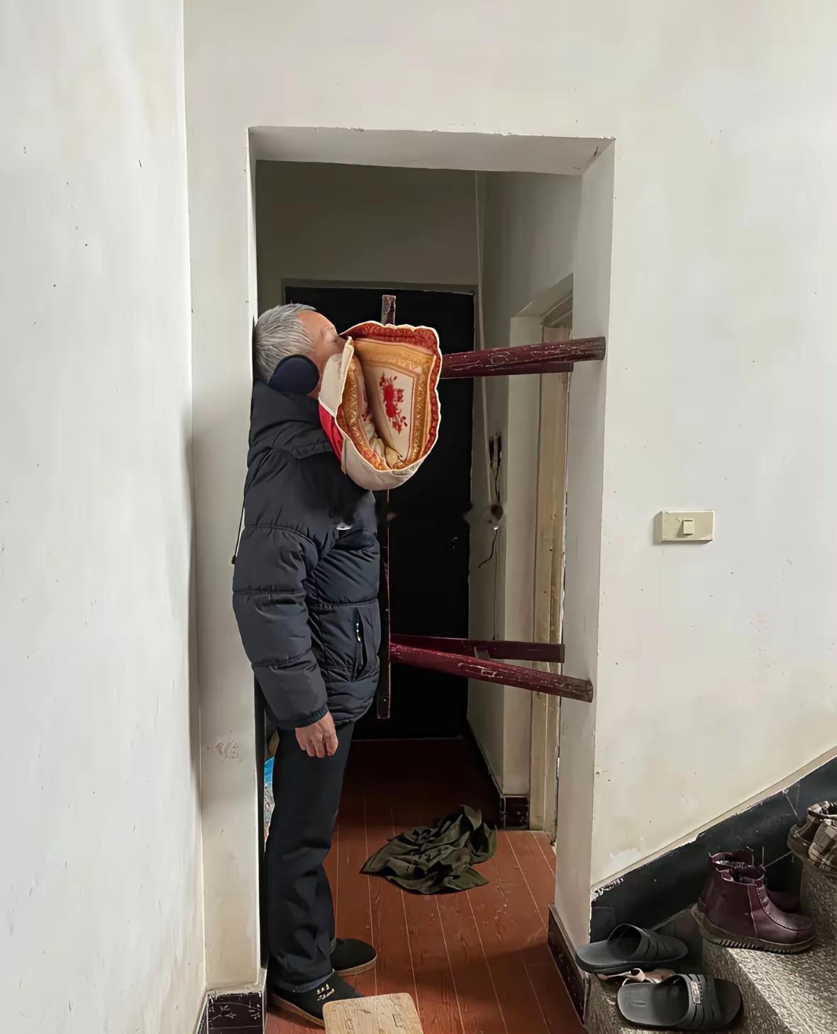 邻居家的老爷爷，请问他这是在干嘛？​​​